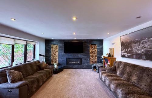 Walsall Villa | 6 Bedroom 4 bathroom House in Birmingham, Wolverhampton, Walsall, 14 guests or more, Contractors, Family & Groups