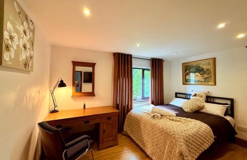 Walsall Villa | 6 Bedroom 4 bathroom House in Birmingham, Wolverhampton, Walsall, 14 guests or more, Contractors, Family & Groups