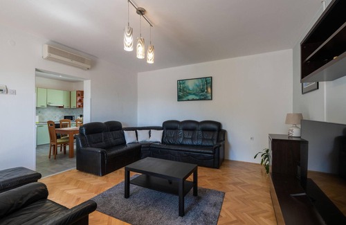 Sumber House | 6 bedroom beautiful home in Nedescina