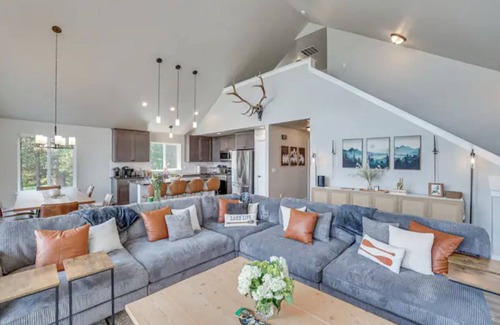 Tamarack Resort Cabin | 6-Bedroom Cabin in Beautiful Donnelly with Swim Spa & Hot Tub & Lakefront