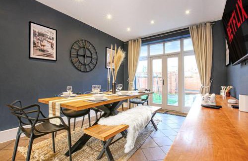 Newport Pagnell House | 6 Bedroom Detached House with Free Parking, Pool Table, Sky TV, Xbox, Free Parking, Super-Fast Wifi and Garden by Yoko Property