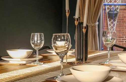 Newport Pagnell House | 6 Bedroom Detached House with Free Parking, Pool Table, Sky TV, Xbox, Free Parking, Super-Fast Wifi and Garden by Yoko Property