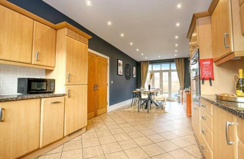 Newport Pagnell House | 6 Bedroom Detached House with Free Parking, Pool Table, Sky TV, Xbox, Free Parking, Super-Fast Wifi and Garden by Yoko Property