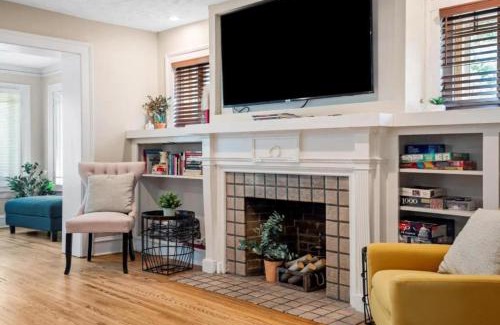 Cleveland House | 6 Bedroom Entire Duplex for Large Groups