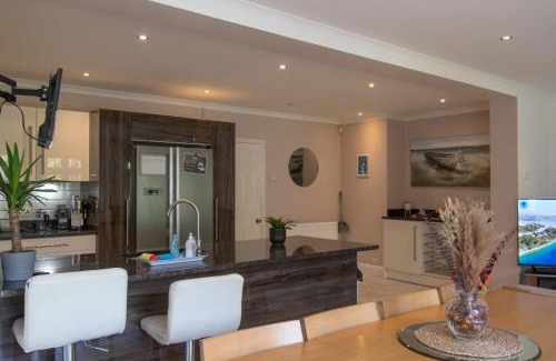 Luton House | 6 Bedroom Holiday Home with Hot Tub & Garden
