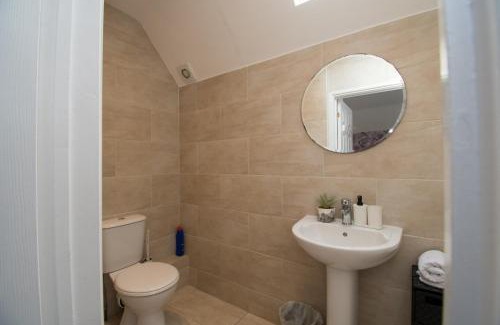 Luton House | 6 Bedroom Holiday Home with Hot Tub & Garden