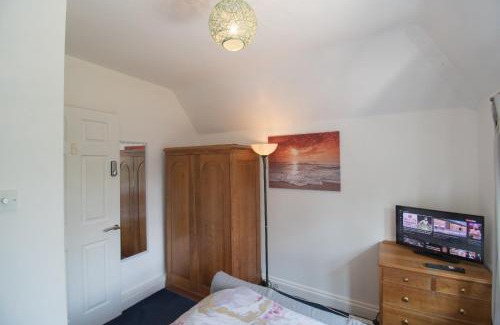 Luton House | 6 Bedroom Holiday Home with Hot Tub & Garden