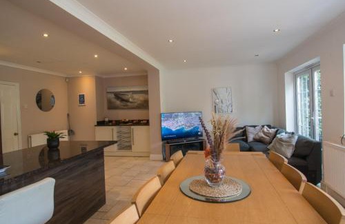 Luton House | 6 Bedroom Holiday Home with Hot Tub & Garden