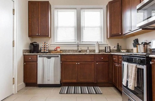 Libertyville House | 6 bedroom Home with 2 living spaces in DT Libertyville near Corp HQs & Naval Base