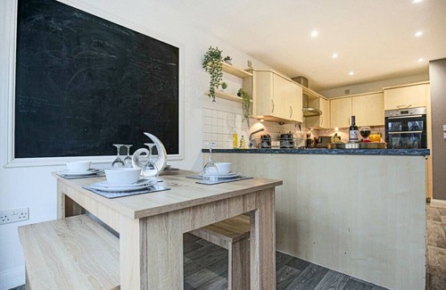 Milton Keynes House | 6 Bedroom House- Free Parking, Fast Wifi & SmartTV