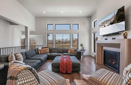 Park City House | 6-Bedroom House, Sleeps 25, Tesla Friendly, New Build Near PCMR, Rooftop Spa