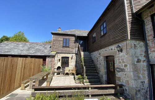 Callington Cottage | 6 bedroom Lakeside cottage with fishing, pool, hot tub games room & so much more