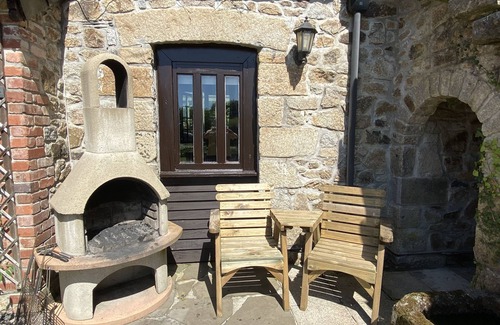 Callington Cottage | 6 bedroom Lakeside cottage with fishing, pool, hot tub games room & so much more