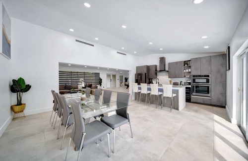 North Miami Villa | 6 Bedroom Miami Getaway Paradise Gated Parking