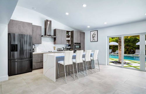 North Miami Villa | 6 Bedroom Miami Getaway Paradise Gated Parking