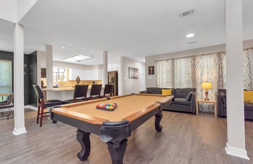 Kingwood House | 6-Bedroom Retreat, Pool & Spa: 25 Min Downtown GB