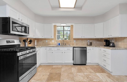Kingwood House | 6-Bedroom Retreat, Pool & Spa: 25 Min Downtown GB