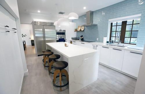 South Beach Villa | 6 Bedroom Villa with Pool & Parking in Heart of South Beach Miami