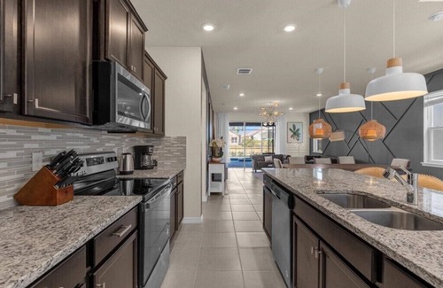 Wellington House | 6 Bedrooms/4.5 Bathrooms/Windsor Island (4063 LA)