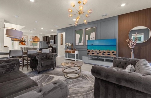 Wellington House | 6 Bedrooms/4.5 Bathrooms/Windsor Island (4063 LA)