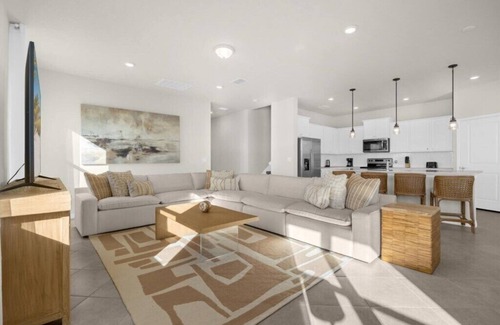 Four Corners House | 6 Bedrooms/4 Bathrooms/ Windsor Cay (16200SM)