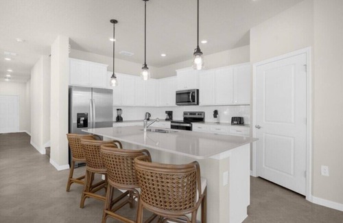 Four Corners House | 6 Bedrooms/4 Bathrooms/ Windsor Cay (16200SM)