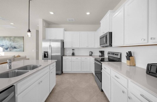 Four Corners House | 6 Bedrooms/4 Bathrooms/ Windsor Cay (16200SM)
