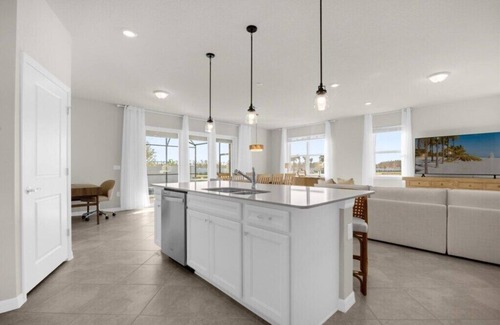 Four Corners House | 6 Bedrooms/4 Bathrooms/ Windsor Cay (16200SM)