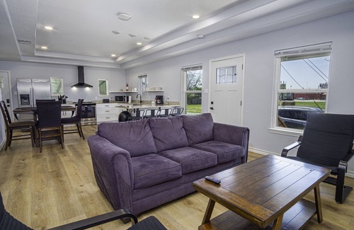 Highland Park House | 6-Beds 3BDRM & 2Bath Close prox. to Downtown. Full Kit,Ldry, & cvred parking