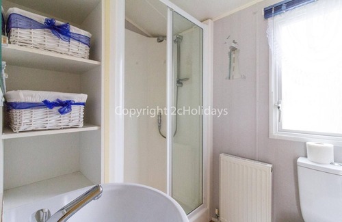Clacton-on-Sea House | 6 berth caravan to hire at St Osyth Beach Holiday Park in Essex ref 28015D