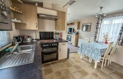 Corton House | 6 berth luxury caravan with full sea views at Azure Seas in Suffolk ref 32069AZ