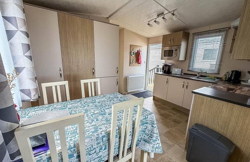 Corton House | 6 berth luxury caravan with full sea views at Azure Seas in Suffolk ref 32069AZ