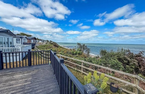 Corton House | 6 berth luxury caravan with full sea views at Azure Seas in Suffolk ref 32069AZ