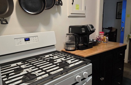 Downtown Apartment | 6 blocks to Santa Monica beach, great neighborhood