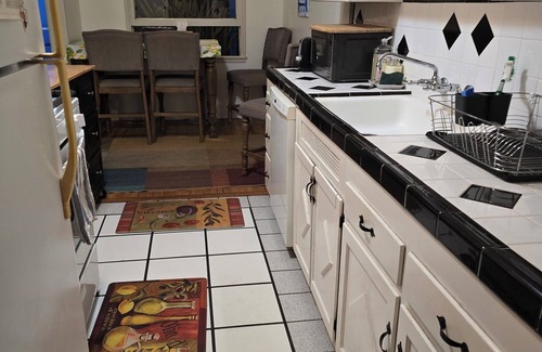 Downtown Apartment | 6 blocks to Santa Monica beach, great neighborhood