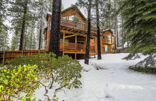 Tahoe Paradise Ski Chalet | 6 BR Lux Chalet-Hot Tub & Jetted Tub walking distance to Tesla charging station.