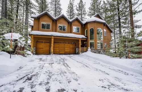 Tahoe Paradise Ski Chalet | 6 BR Lux Chalet-Hot Tub & Jetted Tub walking distance to Tesla charging station.