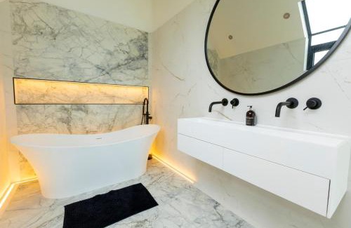 Rugby House | 6 BR Luxury House With Huge Garden and Cinema Room By Eason Stays Short Term Rental Rugby