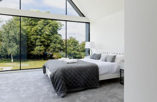 Rugby House | 6 BR Luxury House With Huge Garden and Cinema Room By Eason Stays Short Term Rental Rugby