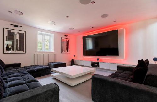 Rugby House | 6 BR Luxury House With Huge Garden and Cinema Room By Eason Stays Short Term Rental Rugby
