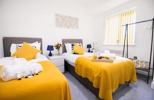 Swindon Apartment | 6 CB - Spacious 2 Bedroom Apartment, Sleeps 3, Parking, Wifi