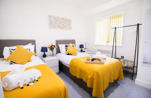 Swindon Apartment | 6 CB - Spacious 2 Bedroom Apartment, Sleeps 3, Parking, Wifi
