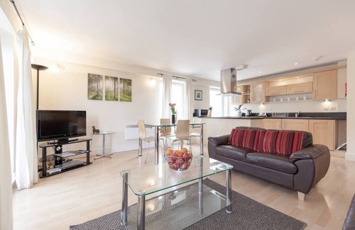 Epsom Apartment | 6 Central Walk - 2 bedroom apartment