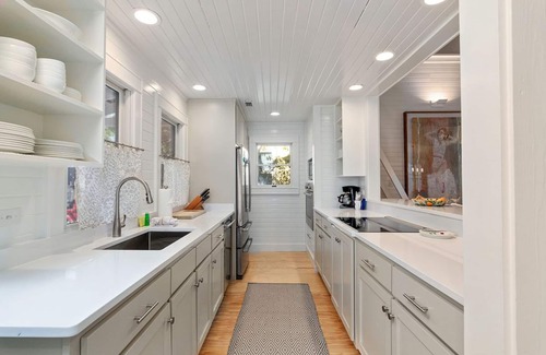 Seaside Cottage | 6 Houses to Beach in Seaside, Screened Porch, Steps to Restaurants + 2 Bikes!