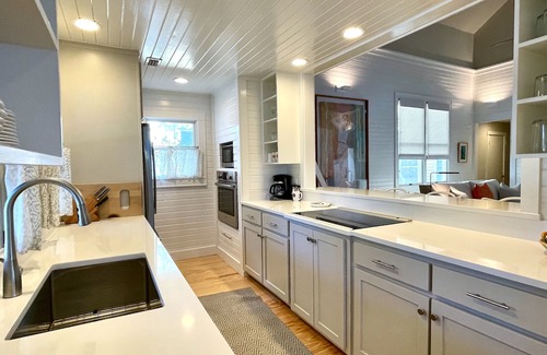 Seaside Cottage | 6 Houses to Beach in Seaside, Screened Porch, Steps to Restaurants + 2 Bikes!