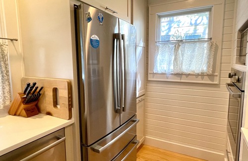 Seaside Cottage | 6 Houses to Beach in Seaside, Screened Porch, Steps to Restaurants + 2 Bikes!