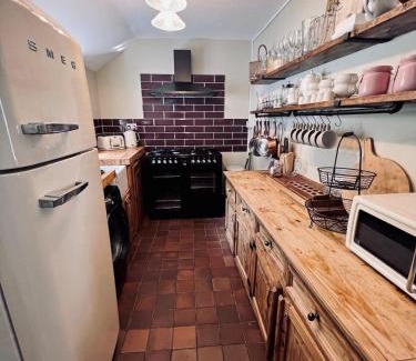 Merthyr Tydfil House | 6 Luxury home, near family park and Coffee Shop!