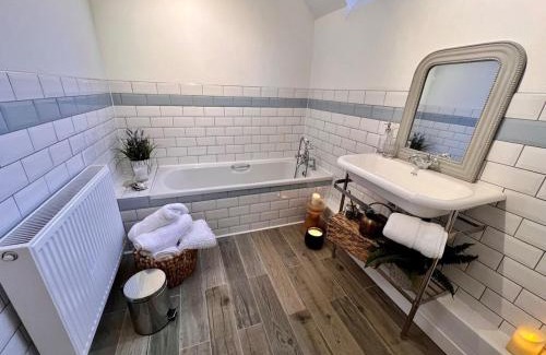 Merthyr Tydfil House | 6 Luxury home, near family park and Coffee Shop!