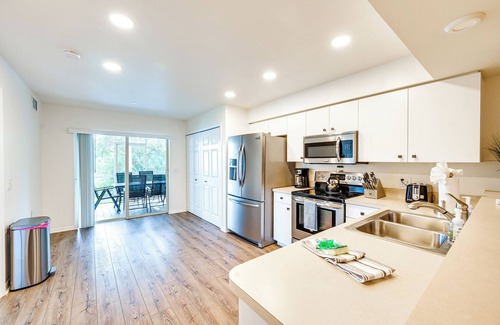 Naples Condo | 6 Mi to Beach: Naples Condo w/Pool & Hot Tub