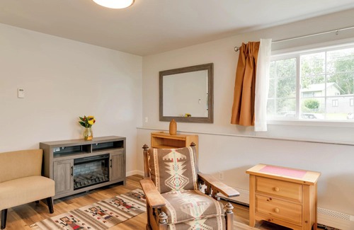 University Area Apartment | 6 Mi to Dtwn: Bright & Airy Anchorage Getaway!